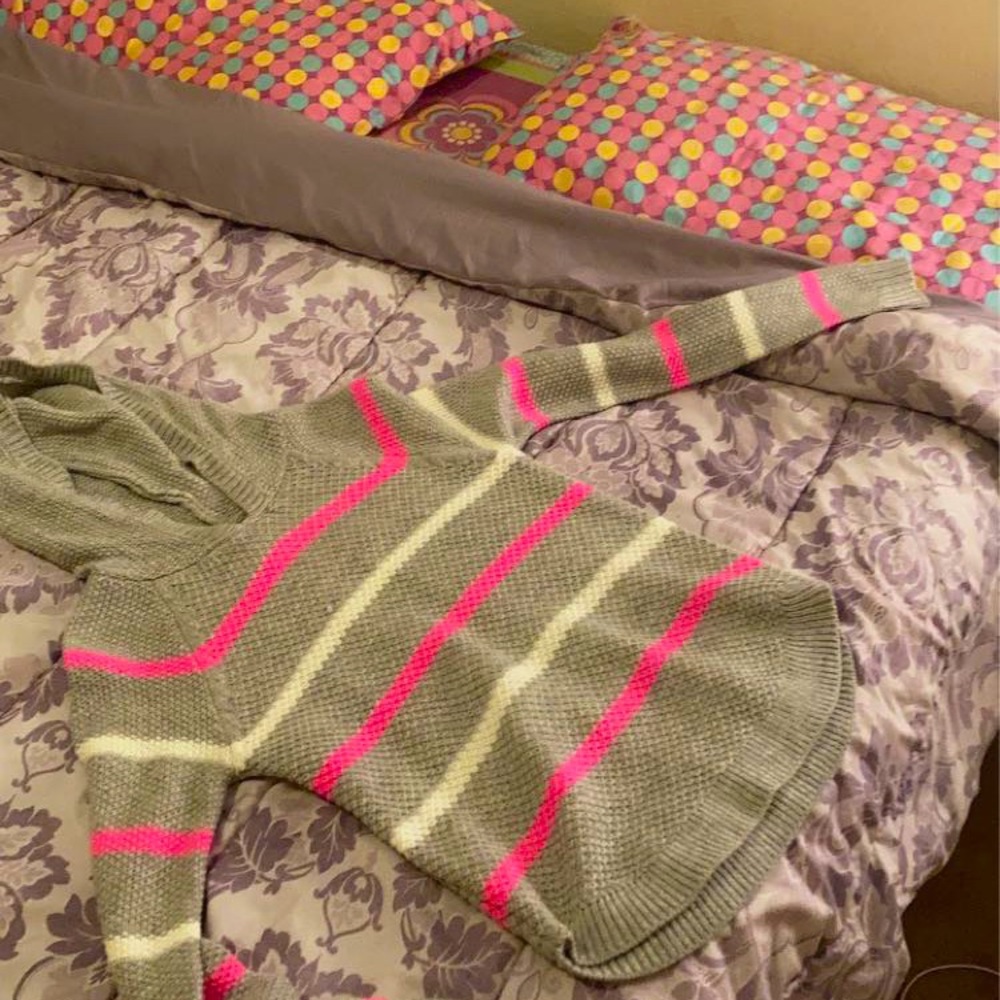 Grey and pink sweater with hoodie.long sleeve.XL